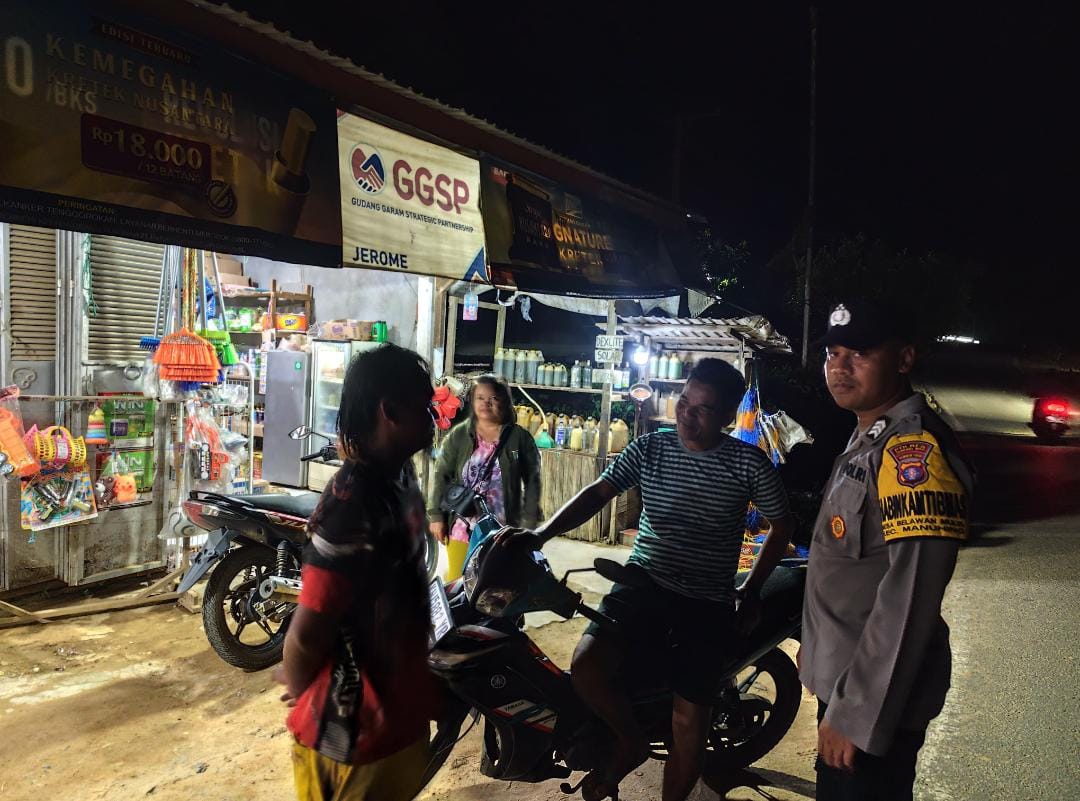 Cegah Kejahatan Malam Hari, Personel Polsek Manuhing Pastikan Kantor Pos dan Perbankan Aman