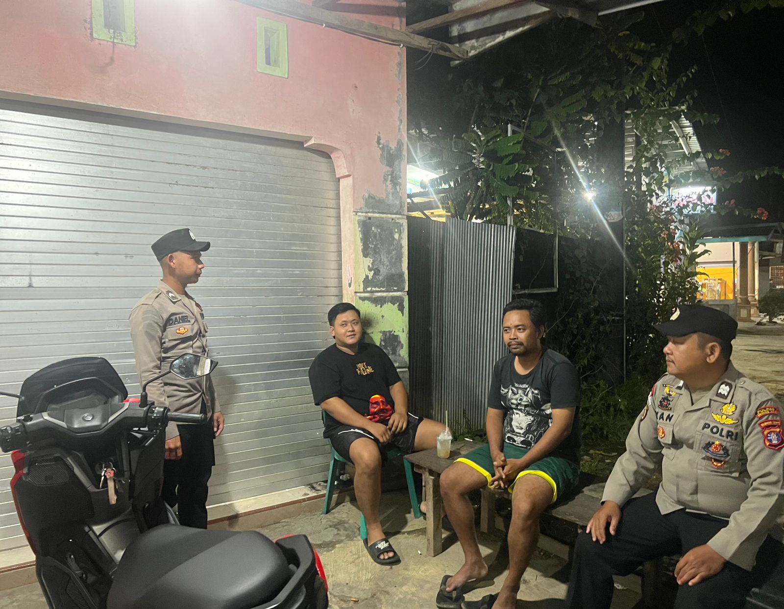 Program Cooling System, Personel Polsek Tewah Sapa Warga Secara Humanis Malam Hari