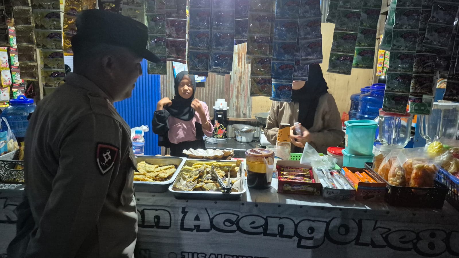 Hadirkan Rasa Aman, Patroli Humanis Personel Polsek Kurun Sapa Pengunjung Ruang Publik
