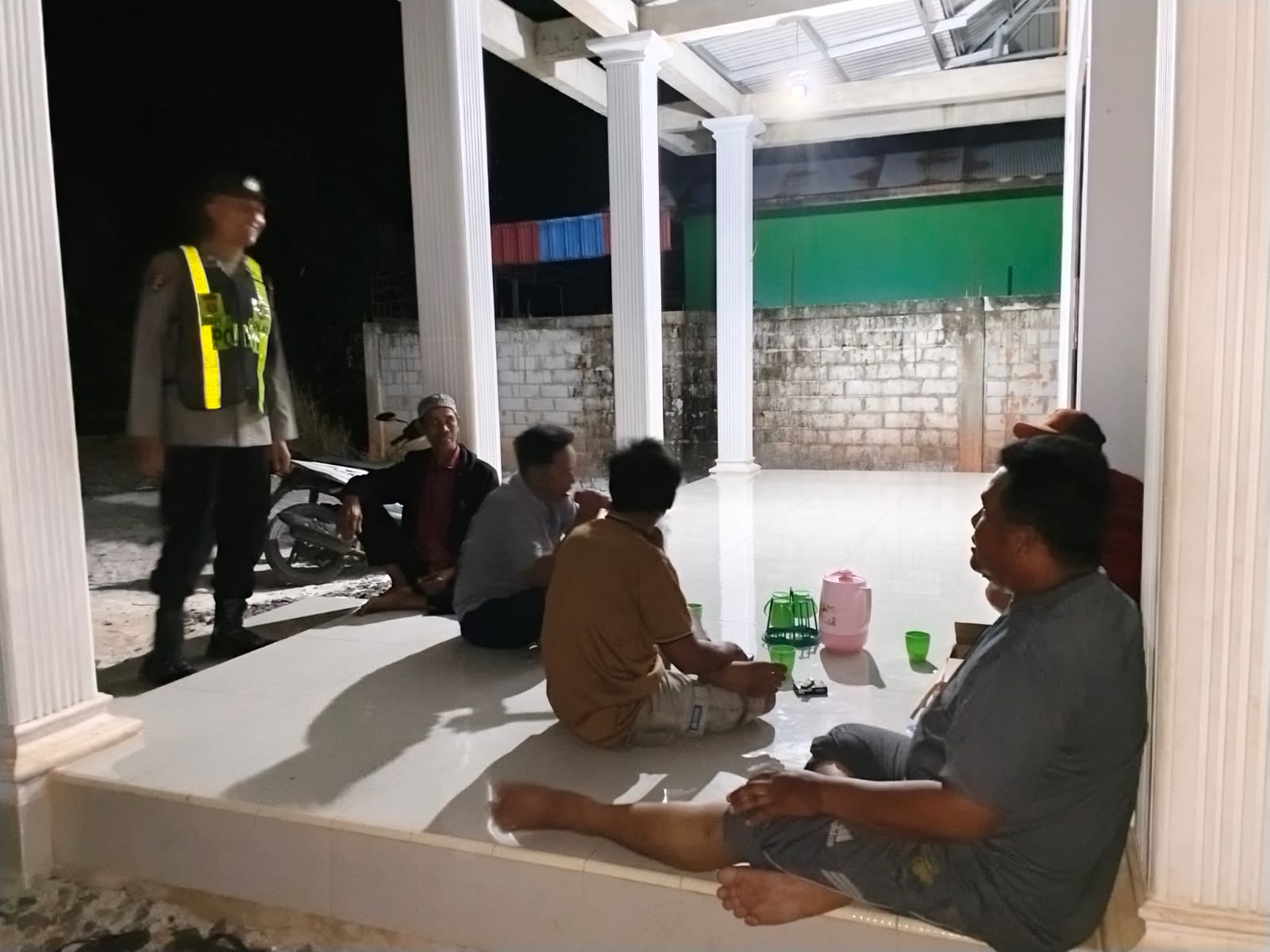 ANGGOTA POLSEK PULAU PETAK LAKSANAKAN PATROLI MALAM, GUNA MEWUJUDKAN KAMTIBMAS KONDUSIF DI WILAYAH KECAMATAN PULAU PETAK