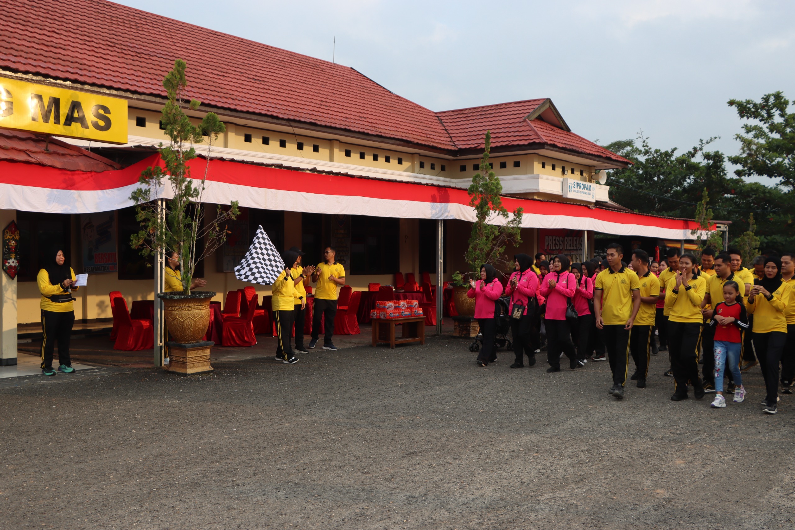 Semarak HUT RI ke-81, Polres Gunung Mas Gelar Jalan Sehat, Senam Bersama dan Beragam Perlombaan