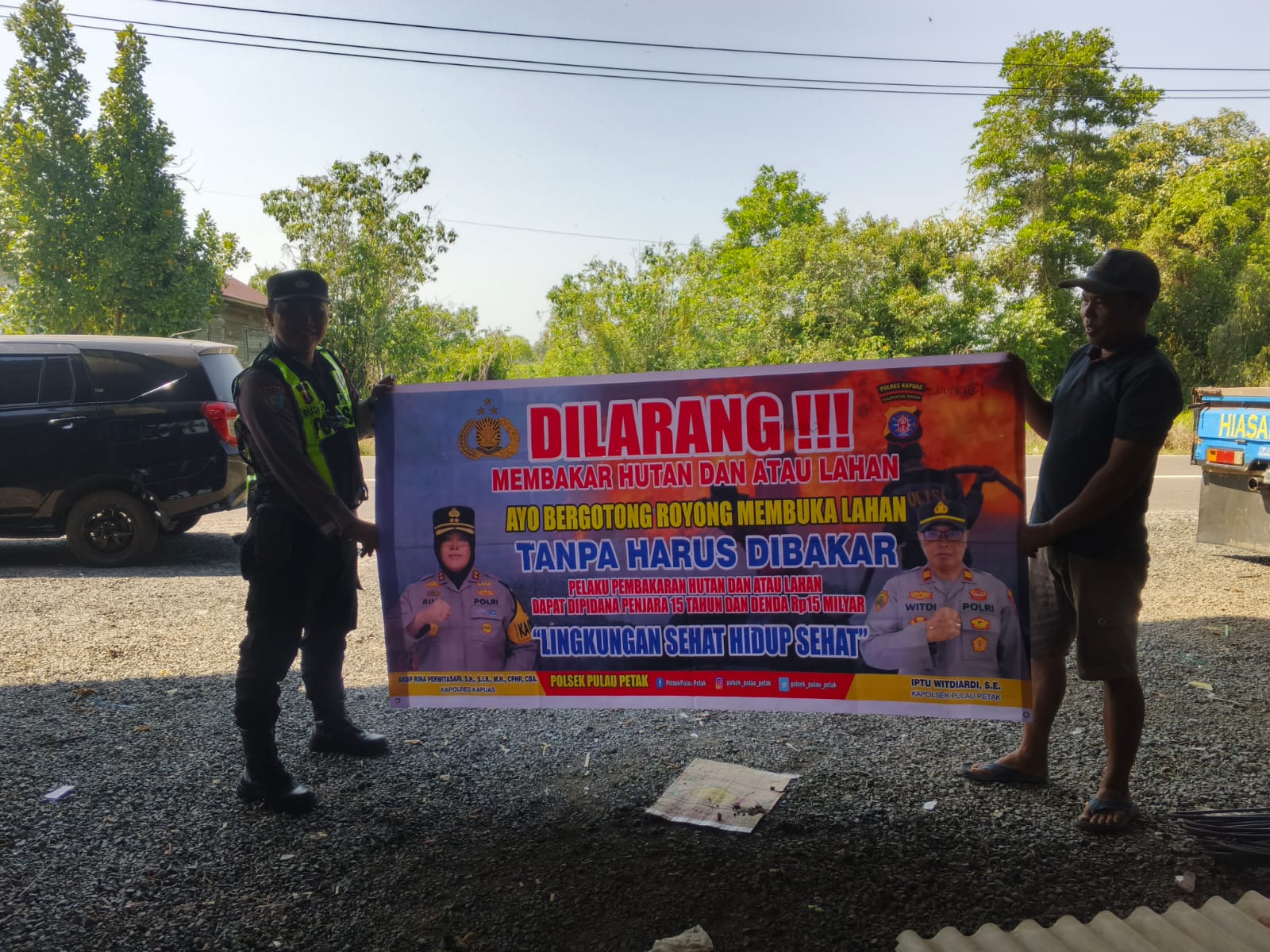 DALAM UPAYA PENCEGAHAN KEBAKARAN HUTAN DAN LAHAN, PERSONEL POLSEK PULAU PETAK SOSIALISASIKAN SANKSI PIDANA PELAKU KARHUTLA KE MASYARAKAT KECAMATAN PULAU PETAK