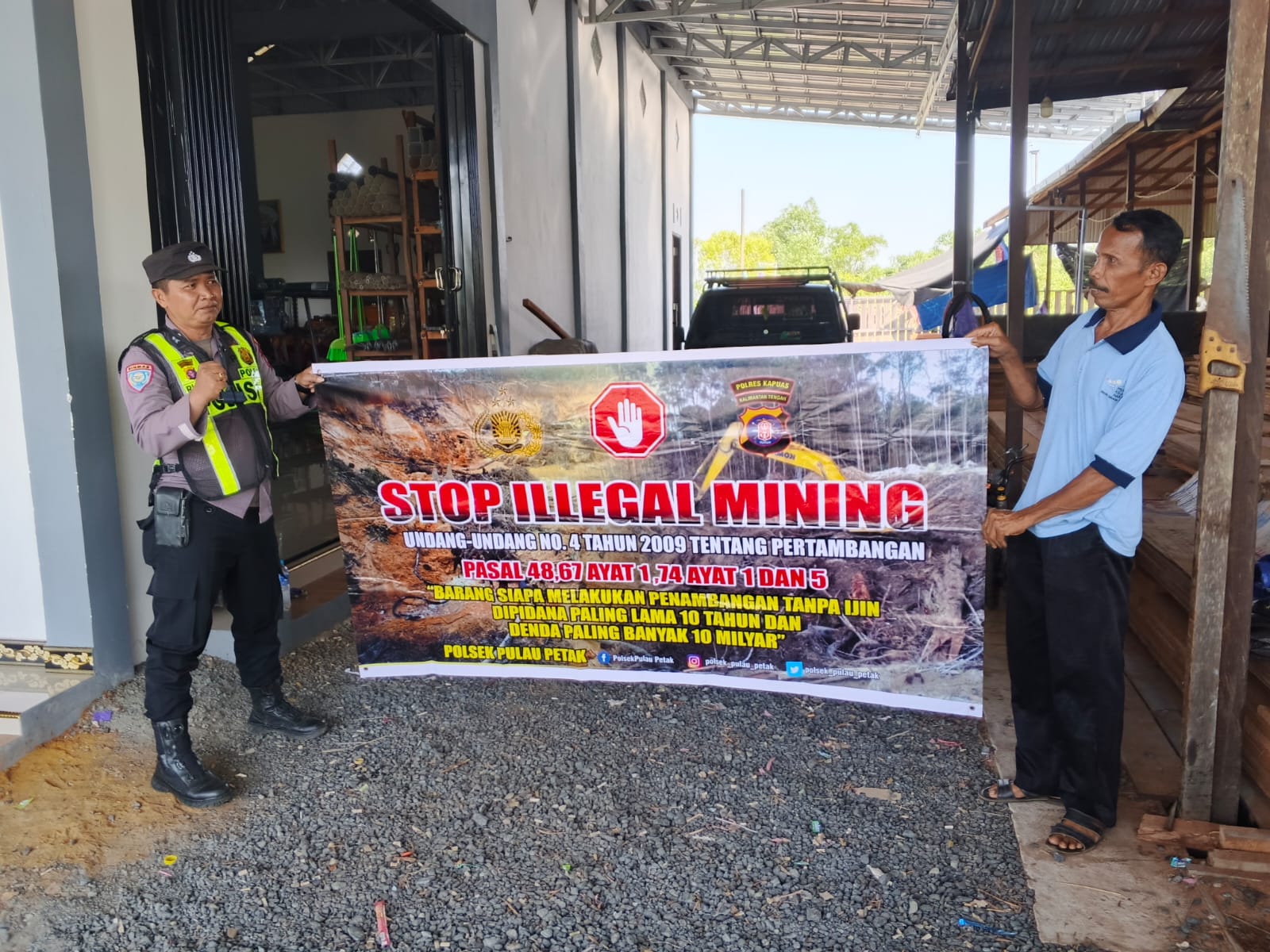 PERSONEL POLSEK PULAU PETAK LAKSANAKAN SOSIALISASI ILEGAL MINING KE MASYARAKAT GUNA PENCEGAHAN TAMBANG LIAR DI WILAYAH KECAMATAN PULAU PETAK