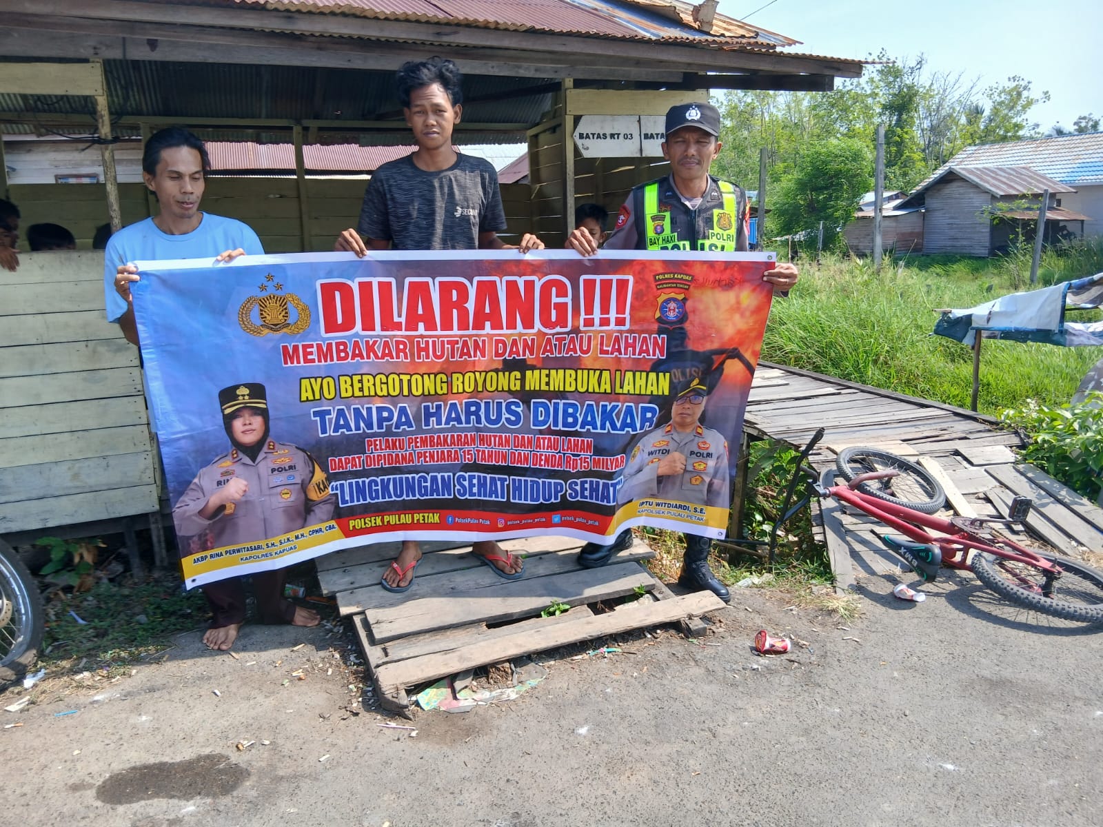 DALAM UPAYA PENCEGAHAN KEBAKARAN HUTAN DAN LAHAN, PERSONEL POLSEK PULAU PETAK SOSIALISASIKAN SANKSI PIDANA PELAKU KARHUTLA KE MASYARAKAT KECAMATAN PULAU PETAK