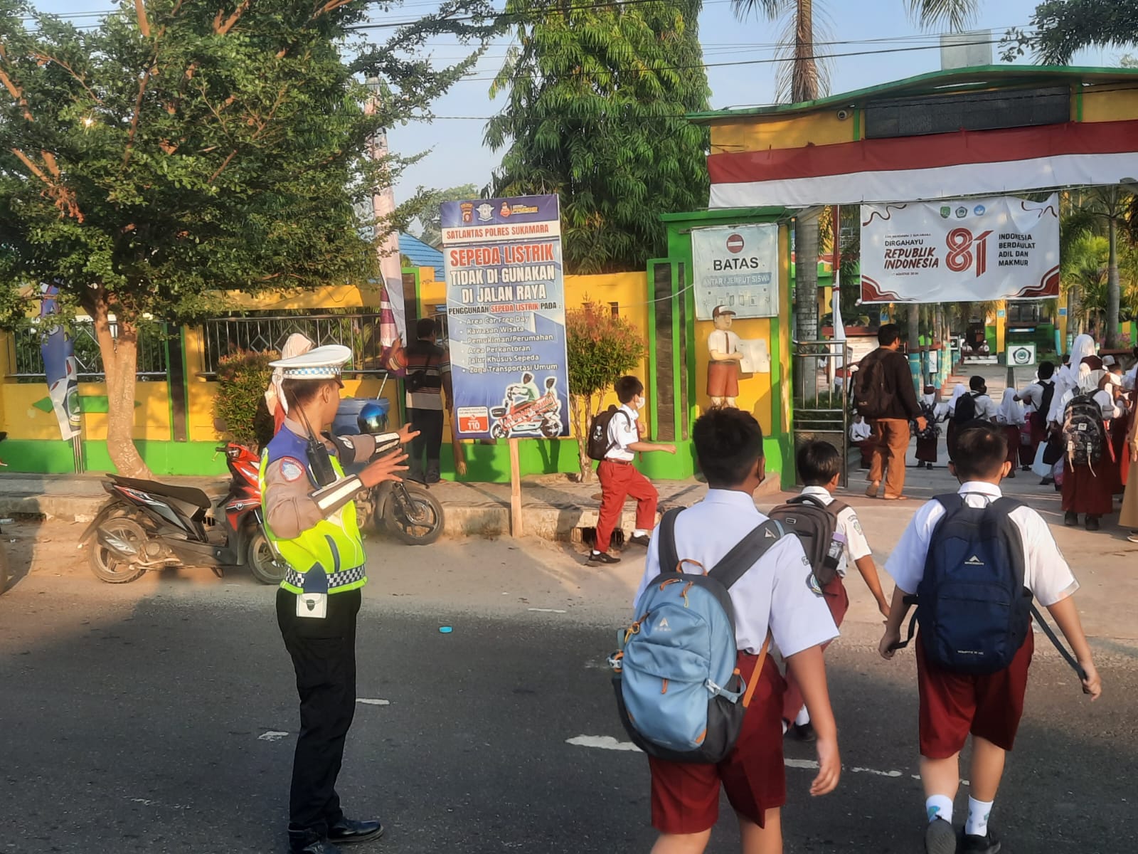 Amankan Arus Pagi dan Aktivitas Pelajar, Sat Lantas Polres Sukamara Hadir di Titik Padat Kendaraan