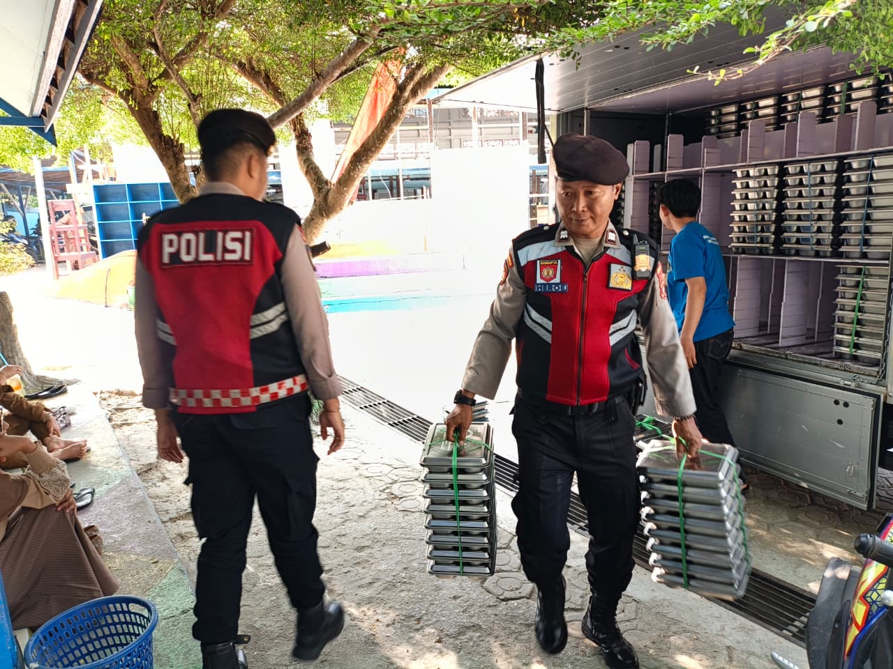 Polres Barito Utara Terjunkan Personel Sat Samapta Kawal Distribusi Program Makanan Bergizi Gratis di Muara Teweh