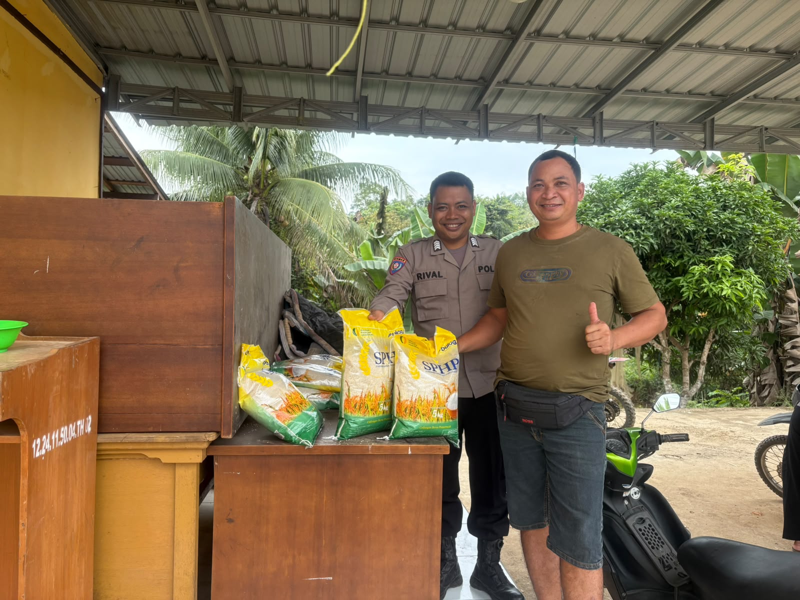 Polsek Kahut Gelar Gerakan Pangan Murah di Tumbang Miri, 125 Kg Beras SPHP Habis Terjual