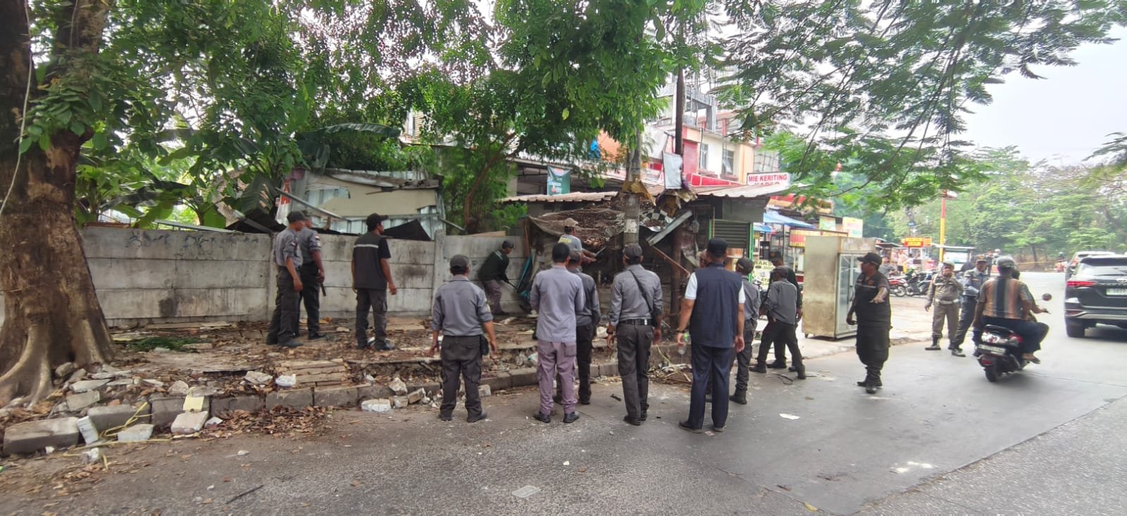 Sudah Lama Diperingatkan, Bangunan Liar di Mutiara Gading Timur Akhirnya Ditertibkan