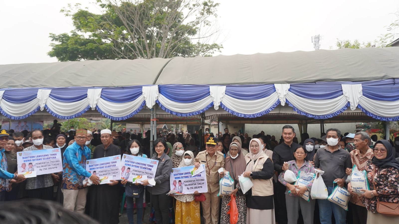 Sinergi Pemprov Kalteng dan TNI-Polri, Gubernur Serahkan Bantuan Karhutla dan Kartu HBS di Sampit