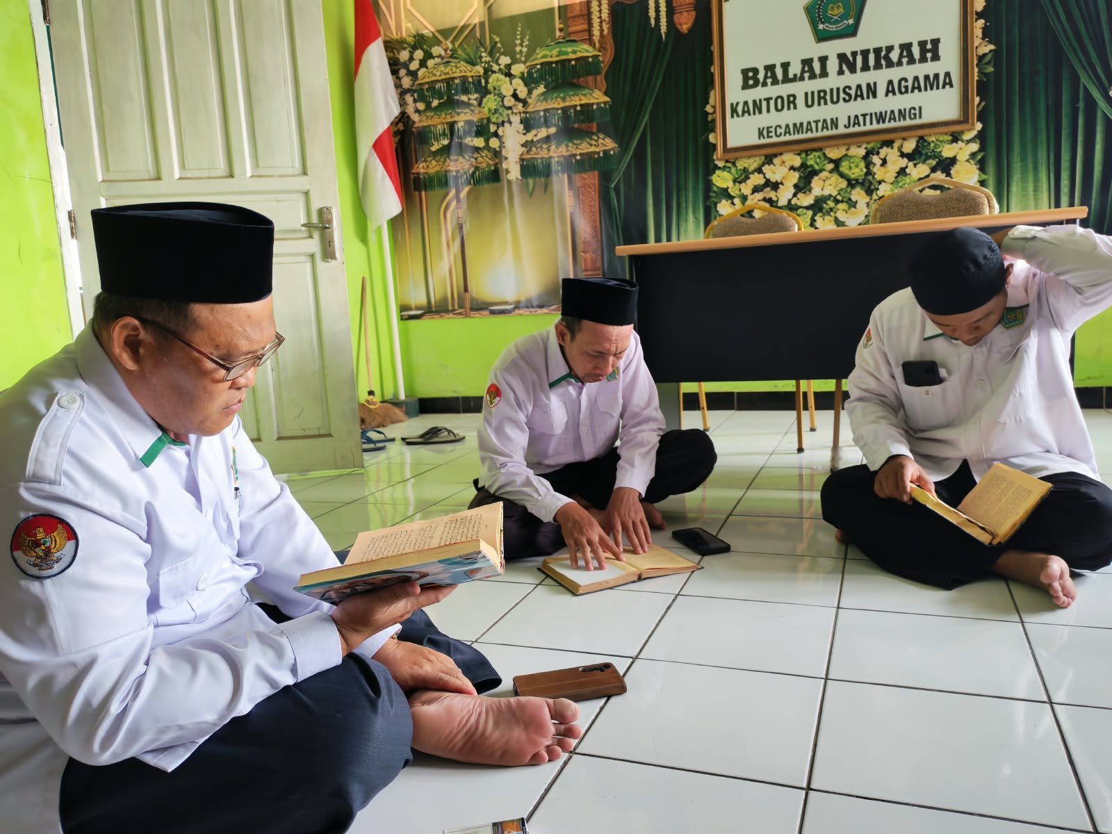 KUA Jatiwangi Perkuat Pembinaan Penyuluh Agama melalui Kajian Kitab Kifayatul Akhyar