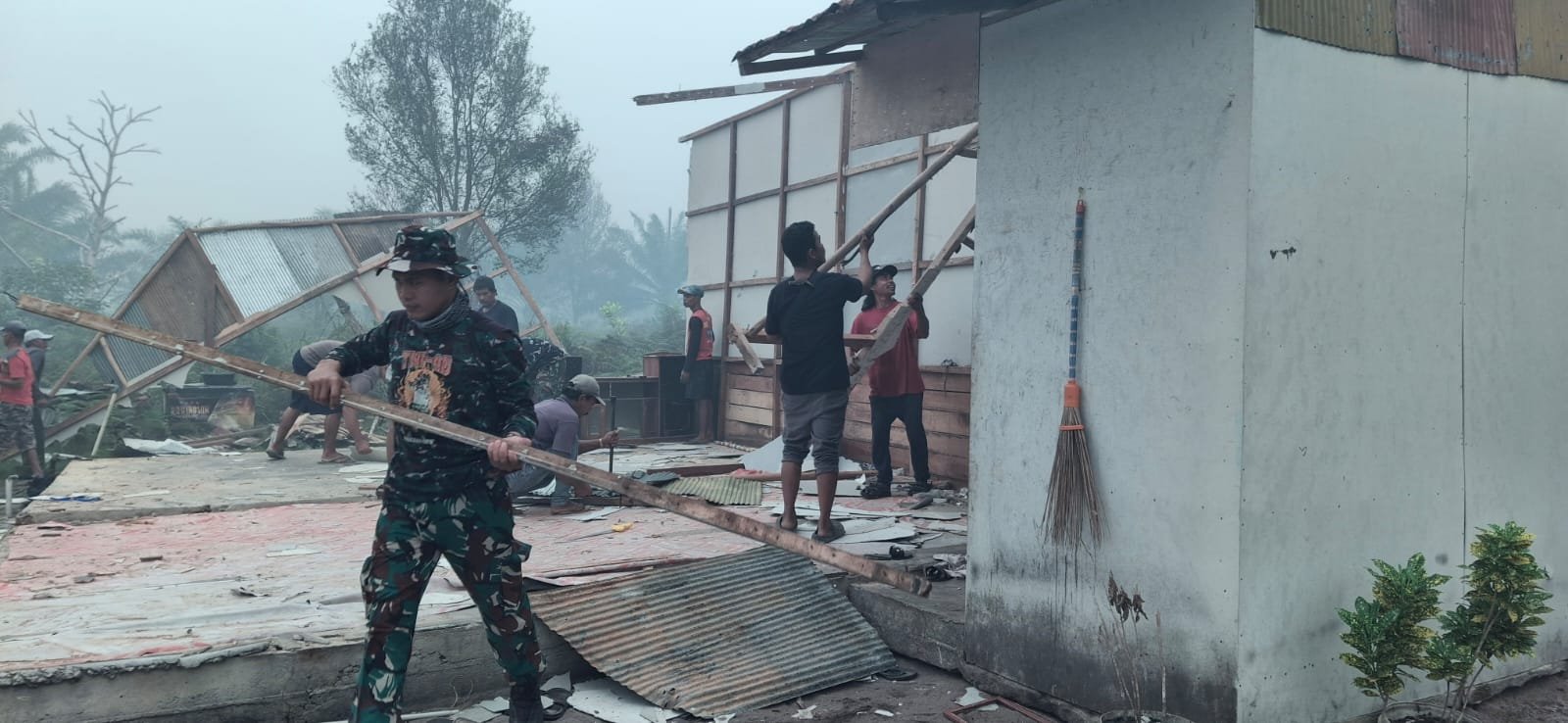 Satgas TMMD Ke-130 Kodim 1016/Plk Bedah Rumah Tidak Layak Huni di Bukit Tunggal