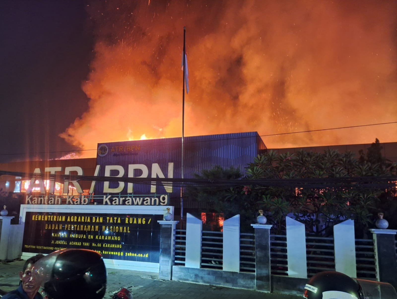 KANTOR ATR/BPN KARAWANG TERBAKAR HEBAT SEMALAM, API JILAT SELURUH ATAP GEDUNG
