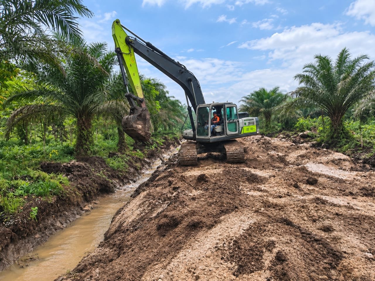 Percepat Pembangunan Drainase TMMD ke-130, Kodim 1016/Plk Kerahkan Alat Berat di Jalan Nagasari XII