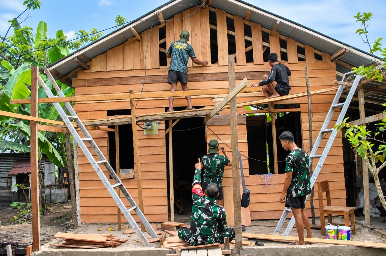 Antusias Warga Bukit Tunggal Gotong Royong Bersama Satgas TMMD ke-130 Kodim 1016/Plk