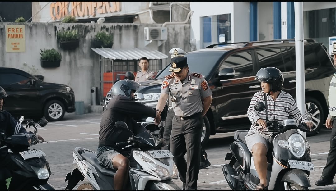 Tak Hanya Memberi Instruksi, Kapolda Bali Turun ke Jalan: Teladan Pelayanan Humanis untuk Masyarakat