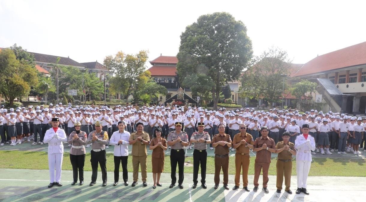 Wakapolda Bali Tanamkan Semangat Disiplin dan Anti-Narkoba kepada Pelajar SMAN 1 Denpasar